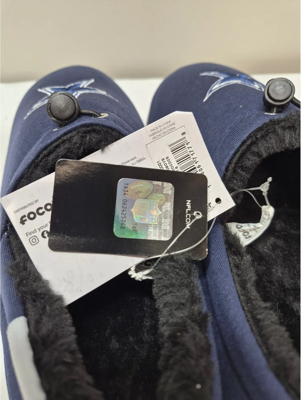 FOCO NFL Dallas Cowboys Men's Slippers with Adjustable Toggle, Size 9-10, B381